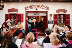 FB_IMG_1727101352251-Vor-dem-Weinkeller-in-Villany
